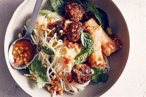  Bún Chả: Een Romige Dans van Verse Kruiden en Zoete Caramel Saus!