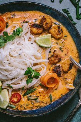  Khao Soi: Een romige curry met knapperige noedels en een vleugje pikantheid!