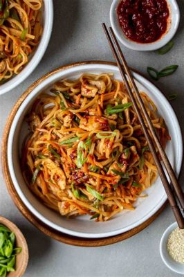  Luohe Spiced Pork Noodles: Een Ontzagwekkende Fusie van Pittige Umami en Zangende Texturen!