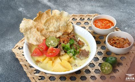  Soto Betawi! Een romige soep met een krachtige bumbu die je smaakpapillen zal betoveren!