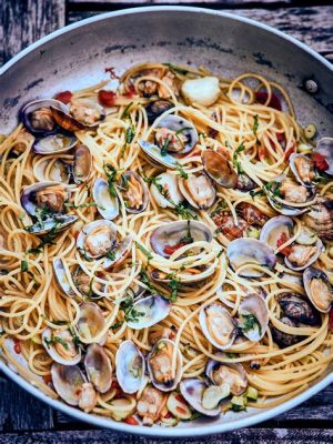  Spaghetti alle Vongole? Een Romige Zeeuwse Spectakel van Verse Pasta en Zonderling Zoute Mosselen!