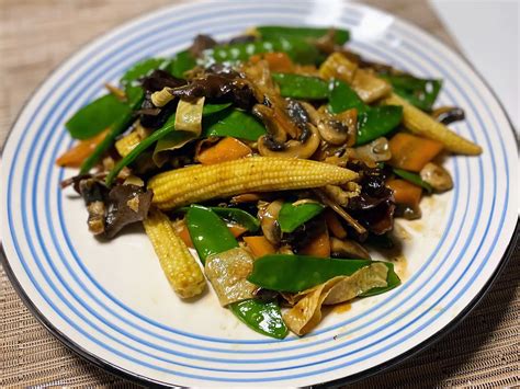  Yiyang Luohan Zhai: Een Vegetarische Bonanza van Kruidige Smaken en Texturen!