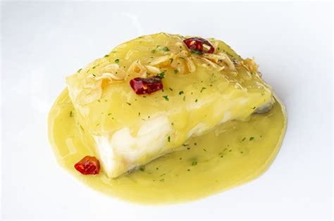 Bacalao al Pil Pil: Een romige zee-smaakvolle sensatie met knoflook en pepers die je smaakpapillen dansen laten