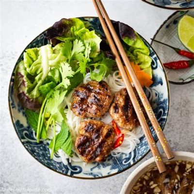  Bún Chả: Een pikante combinatie van gegrillde varkensvlees en frisse vermicelli noedels!