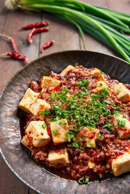  Loudi-Stijl Mapo Tofu: Een pittige explosie van Sichuanse smaken gecombineerd met de romige zachtheid van zijde tofu!