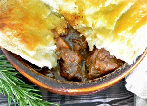  Steak and Ale Pie: Een rijke, hartige vulling vol sappig vlees en een gladde, romige saus!